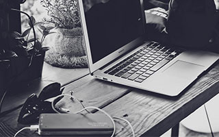 人人影视读法便签：先想图里省略了什么，再把结论换成更准确的说法