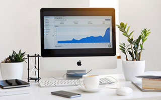 人人影视读法便签：先想图里省略了什么，再把结论换成更准确的说法