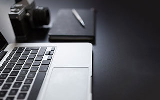 人人影视读法便签：先想图里省略了什么，再把结论换成更准确的说法