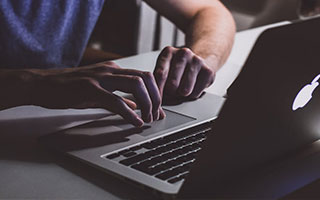 人人影视读法便签：先想图里省略了什么，再把结论换成更准确的说法