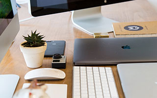 人人影视读法便签：先想图里省略了什么，再把结论换成更准确的说法